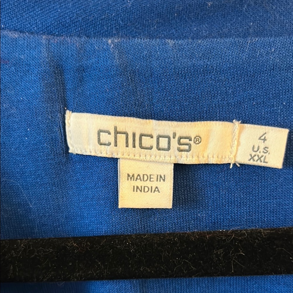 Chico's Royal Blue V-Neck Top with White Floral Design - Picture 5 of 9